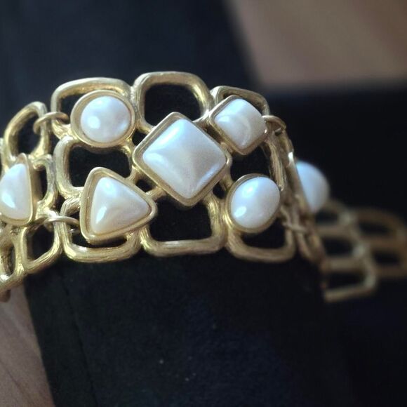 Vintage MCM Avon Women's Gold and White Jewellery - Picture 1 of 8